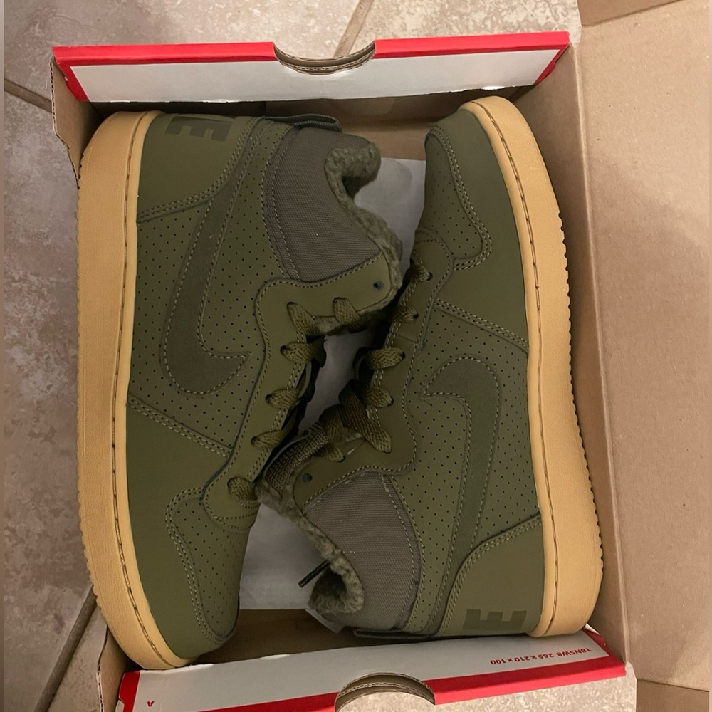 Nike court Borough Mid Winter Grade School 5.5Y